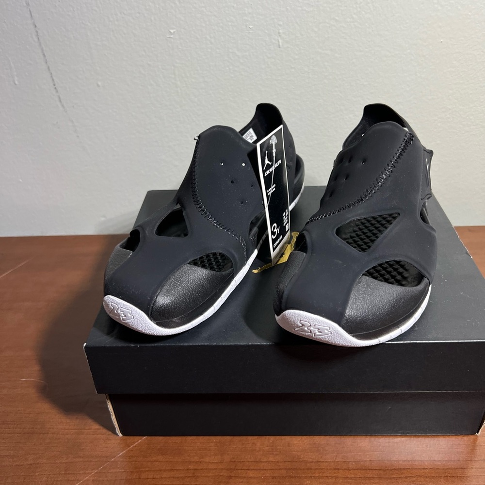 Nike Jordan Flare Sandals (Little Kid) Black/White Size 3Y